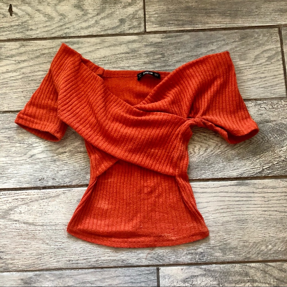Beautiful crisscross crop top 🧡